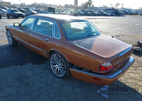 1999 Jaguar Xj8 Vanden Plas z USA, uszkodzony, nr VIN SAJKD6044XC874638